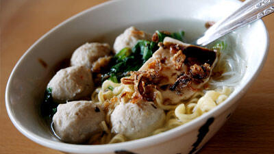 10 Makanan Indonesia Paling Terkenal di Luar Negeri