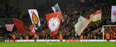 Tribun The Kop,Liverpool. Tribun penuh bendera di Inggris.