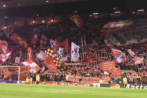 Tribun The Kop,Liverpool. Tribun penuh bendera di Inggris.