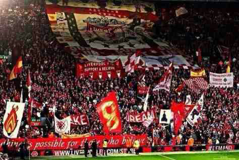 Tribun The Kop,Liverpool. Tribun penuh bendera di Inggris.