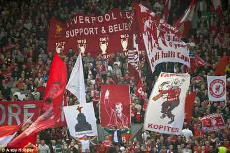 Tribun The Kop,Liverpool. Tribun penuh bendera di Inggris.