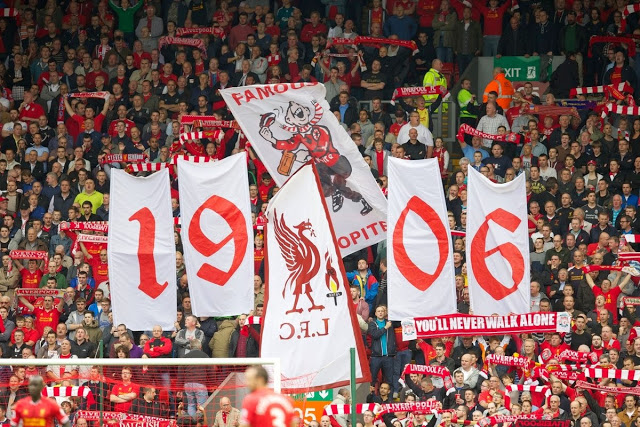 Tribun The Kop,Liverpool. Tribun penuh bendera di Inggris.