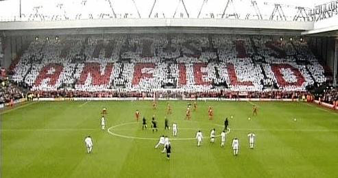 Tribun The Kop,Liverpool. Tribun penuh bendera di Inggris.