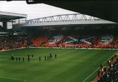 Tribun The Kop,Liverpool. Tribun penuh bendera di Inggris.