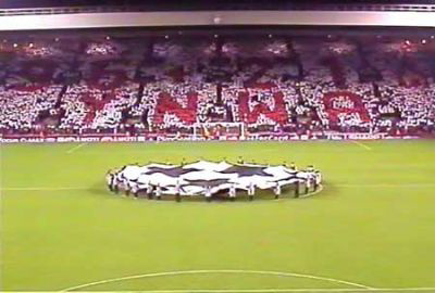 Tribun The Kop,Liverpool. Tribun penuh bendera di Inggris.