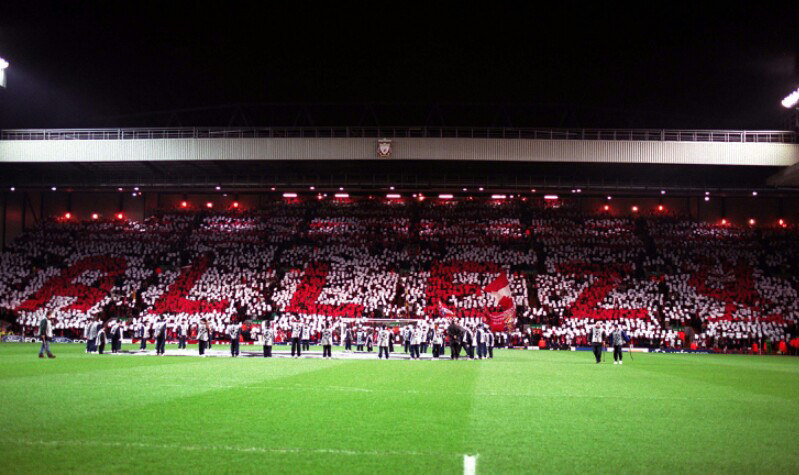 Tribun The Kop,Liverpool. Tribun penuh bendera di Inggris.