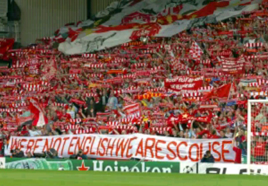 Tribun The Kop,Liverpool. Tribun penuh bendera di Inggris.