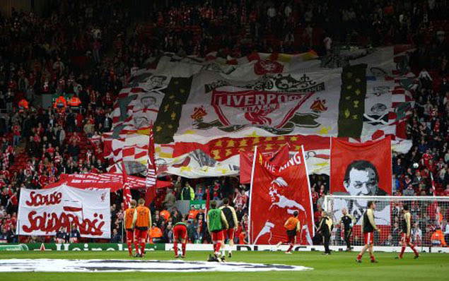 Tribun The Kop,Liverpool. Tribun penuh bendera di Inggris.