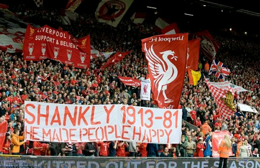 Tribun The Kop,Liverpool. Tribun penuh bendera di Inggris.