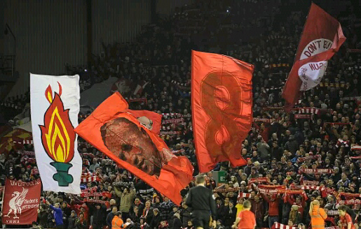 Tribun The Kop,Liverpool. Tribun penuh bendera di Inggris.