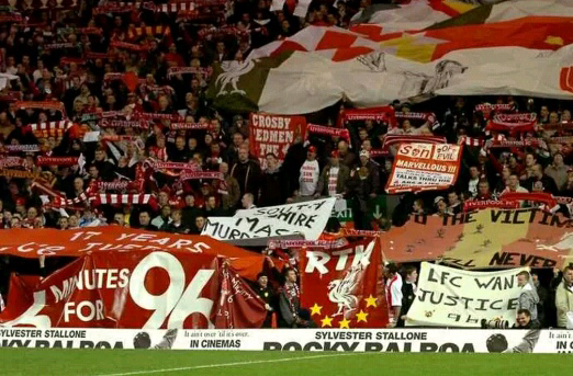 Tribun The Kop,Liverpool. Tribun penuh bendera di Inggris.