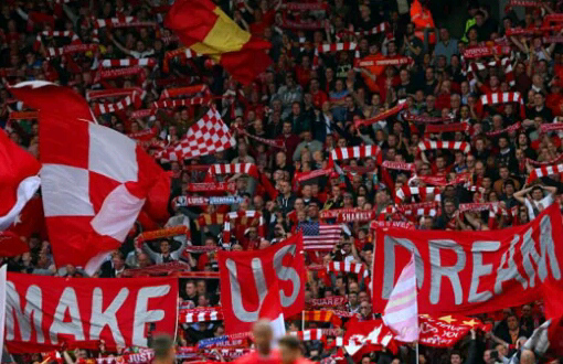 Tribun The Kop,Liverpool. Tribun penuh bendera di Inggris.