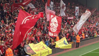 Tribun The Kop,Liverpool. Tribun penuh bendera di Inggris.