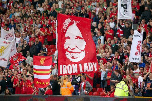 Tribun The Kop,Liverpool. Tribun penuh bendera di Inggris.