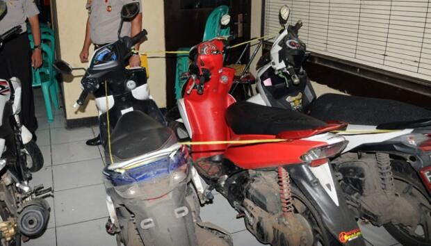 Di Sini, Dijual Mesin dan Onderdil Hasil Begal Motor