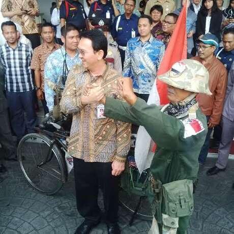 Kakek Ini Bersepeda Ontel dari Bekasi ke Balai Kota Demi Dukung Ahok