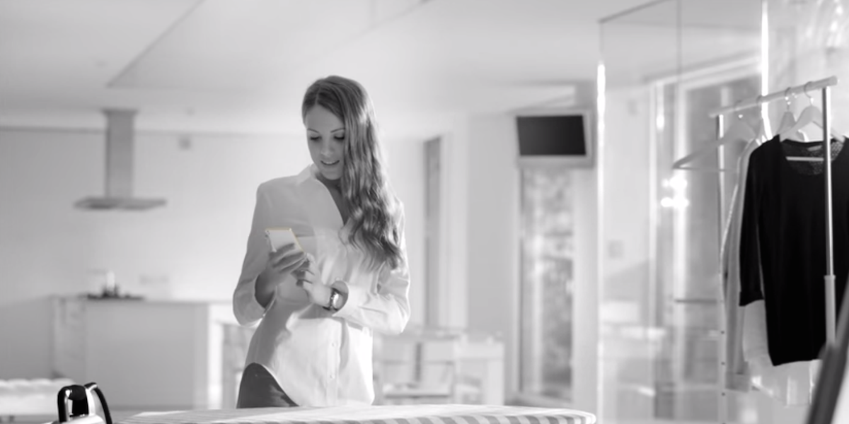 Karena terlalu seksi, TVC Ponsel ini dilarang tayang.