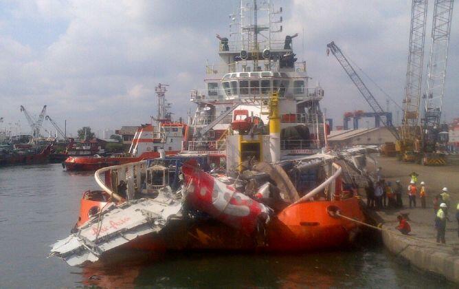 10 Orang Potong Badan AirAsia Seberat 10 Ton
