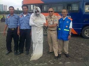 Dinsos DKI Jakarta Tangkap Pocong Monas