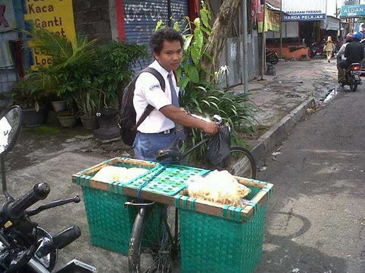 Anak muda Ini Ke sekolah Sambil Membawa Dagangan “slondhok” (luar biasa)