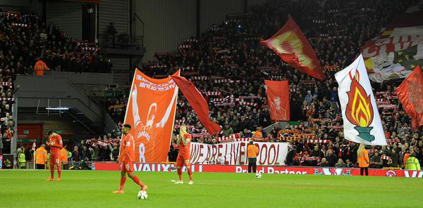 Tribun The Kop,Liverpool. Tribun penuh bendera di Inggris.