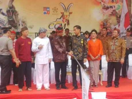 &#91;Sebuah Prestasi&#93; Jokowi 'Ajak Jalan Cepat' Paspampres di Cap Go Meh