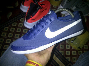 SEPATU NIKE ORIGINAL SWEEPER NAVY SIZE 42.5 READY 2PC