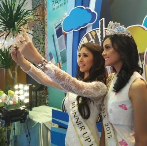 Miss Indonesia ‘Blusukan Selfie’ di Indonesia Fashion Week