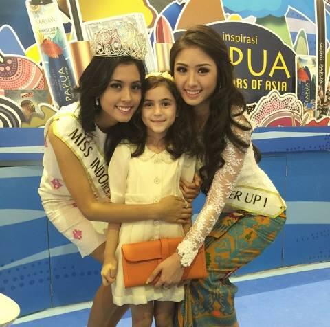 Miss Indonesia ‘Blusukan Selfie’ di Indonesia Fashion Week