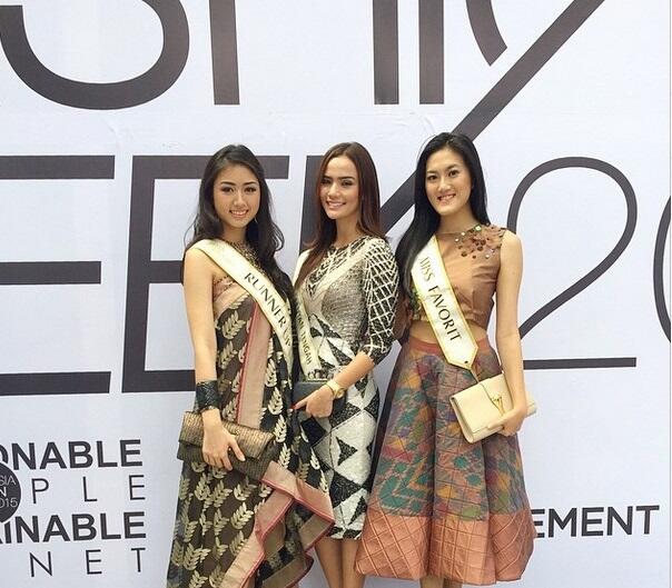 Miss Indonesia ‘Blusukan Selfie’ di Indonesia Fashion Week