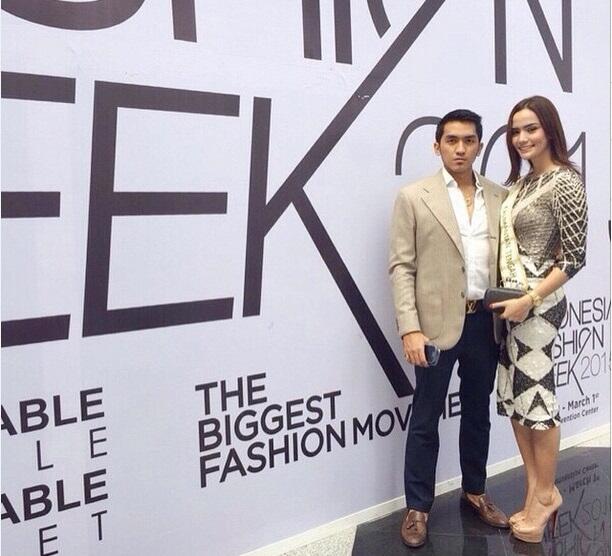 Miss Indonesia ‘Blusukan Selfie’ di Indonesia Fashion Week