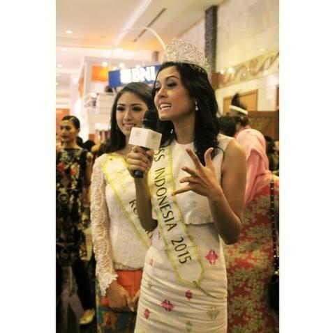 Miss Indonesia ‘Blusukan Selfie’ di Indonesia Fashion Week