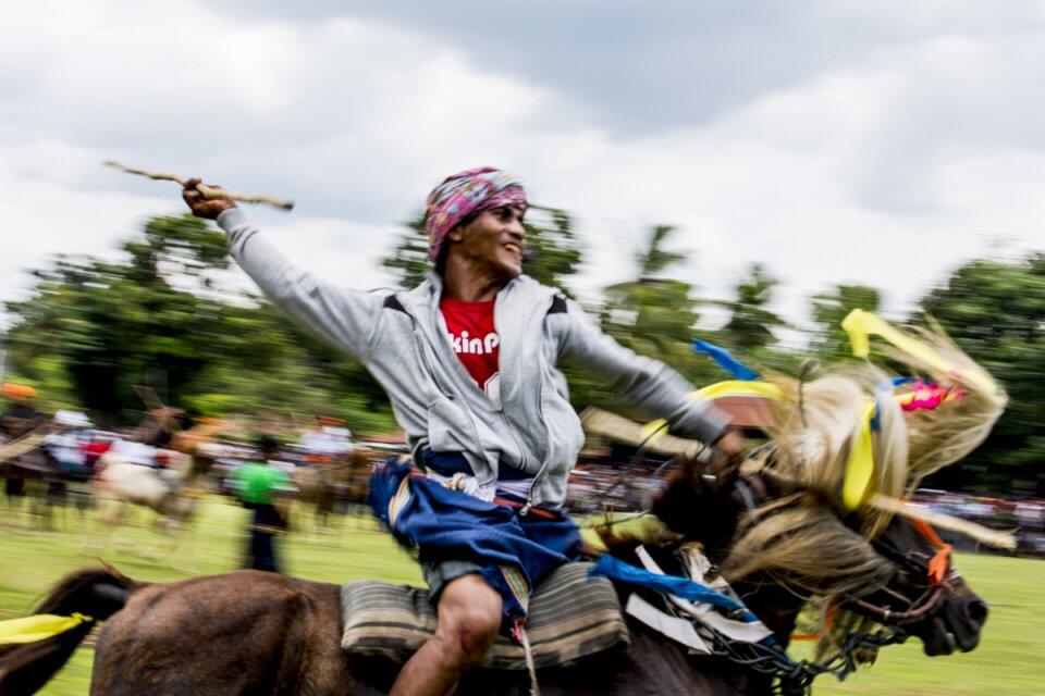 Pasola, Tradisi Masyarakat Sumba yang Mengorbankan Darah