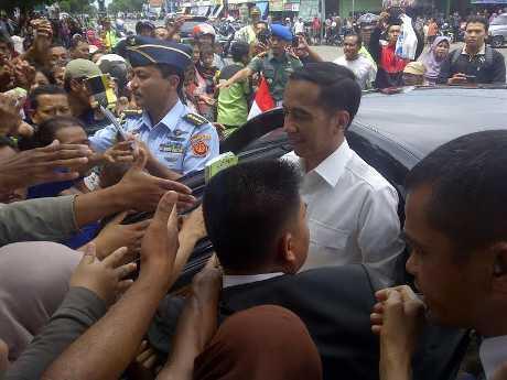 Jokowi Mendadak Turun dari Mobil Kepresidenan Lalu Bagikan Buku di Ponorogo