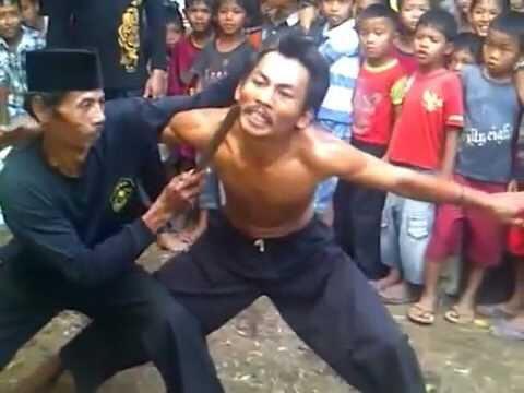 Greget nih gan Polisinya !!! Begal Bullet Proof nangis disabet daun kelor