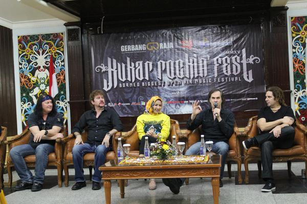 Penggemar Firehouse "mereka ada di Kutai Kartanegara hari ini"