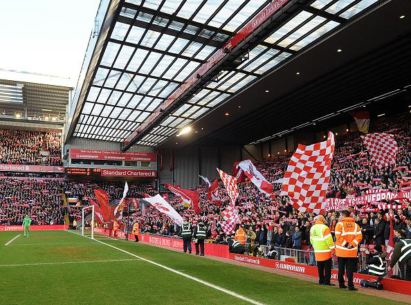 Tribun The Kop,Liverpool. Tribun penuh bendera di Inggris.