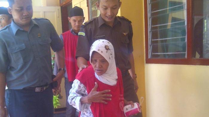 Nenek Sampai Didakwa Curi 7 Kayu Jati ( menurut pendapat agan gimana??)