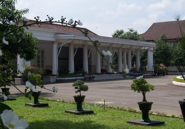 &#91;Bangunan Bersejarah&#93; Keelokan Loji Indis di Nusantara.. PICT +++