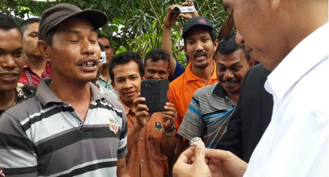 &#91;HOT NEWS&#93; &#93; Jokowi Tiba-tiba Berhenti di Pinggir Jalan dan .......