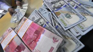 Rupiah Collapses, President Jokowi Seeks Aid from Economic Expert..