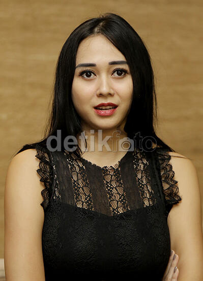 &#91;FOTO HOT&#93; Sexy Black! Lekukan Tubuh Aura Kasih Dibalut Dress Renda