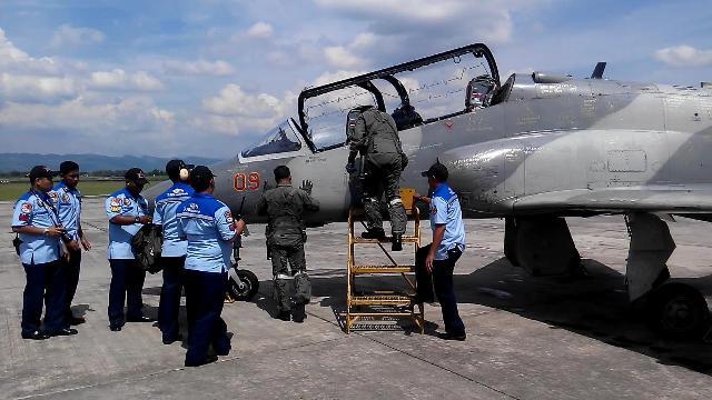 Ciuman Perpisahan Sang Pilot Tempur &#91;Farewell Hawk MK-53 TNI AU&#93;