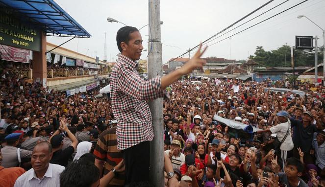 Foto Jokowi di tengah jutaan pendukung tanpa parpol tinggal kenangan