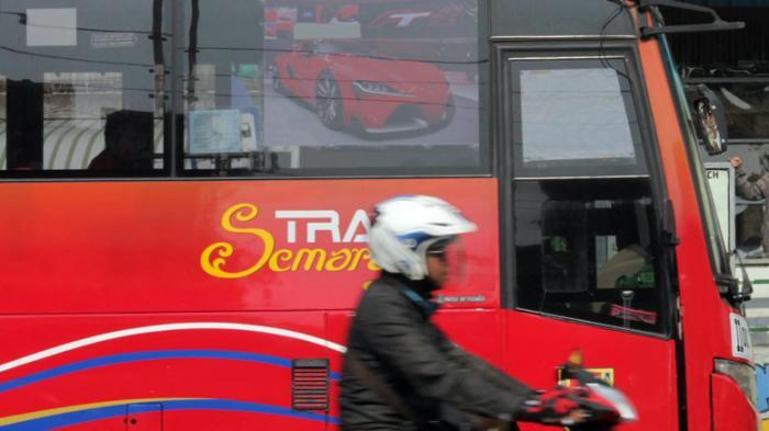 &#91;ada2 aja&#93; Ada Cairan Sperma di Kaus Wanita ini , Penumpang BRT Pada Histeris