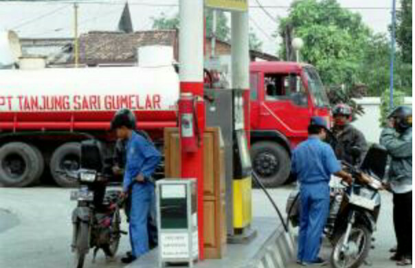Isi Bensin Tengah Malam Lebih Banyak