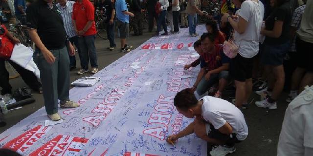 Aksi Tanda Tangan Ahok vs Jualan Kaus Haji Lulung