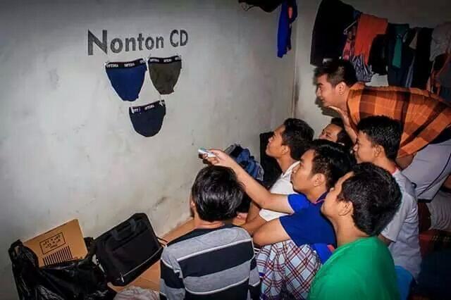 BUSTED!!!&#91;Cowok gak tau malu&#93; Nonton CD rame-rame