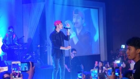 Duh! Seorang Penonton Coba Bugil di Konser Aliando