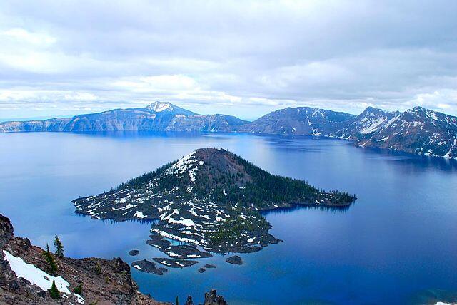 Melihat Keindahan Crater Lake, Danau Terdalam Di Amerika